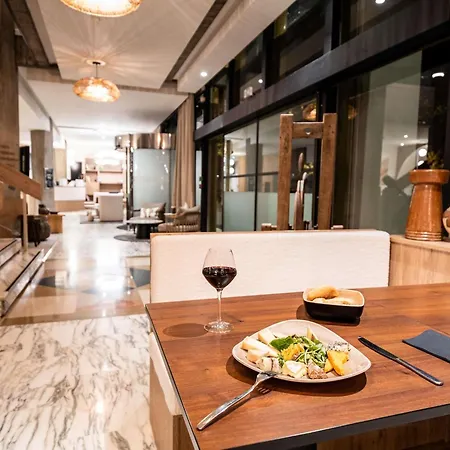 Mercure Centre Alpotel מלון 4*